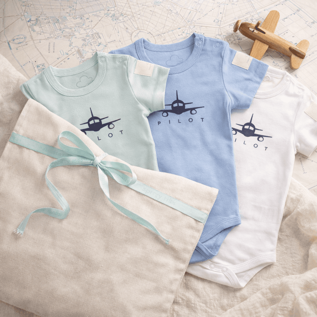 Short sleeve baby bodysuits with pilot print in mixed colours by Kumy Kids